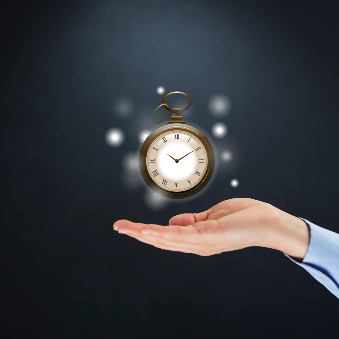 Main ouverte soutenant une montre de poche flottante avec des chiffres romains, symbolisant la gestion du temps et la maîtrise des délais.