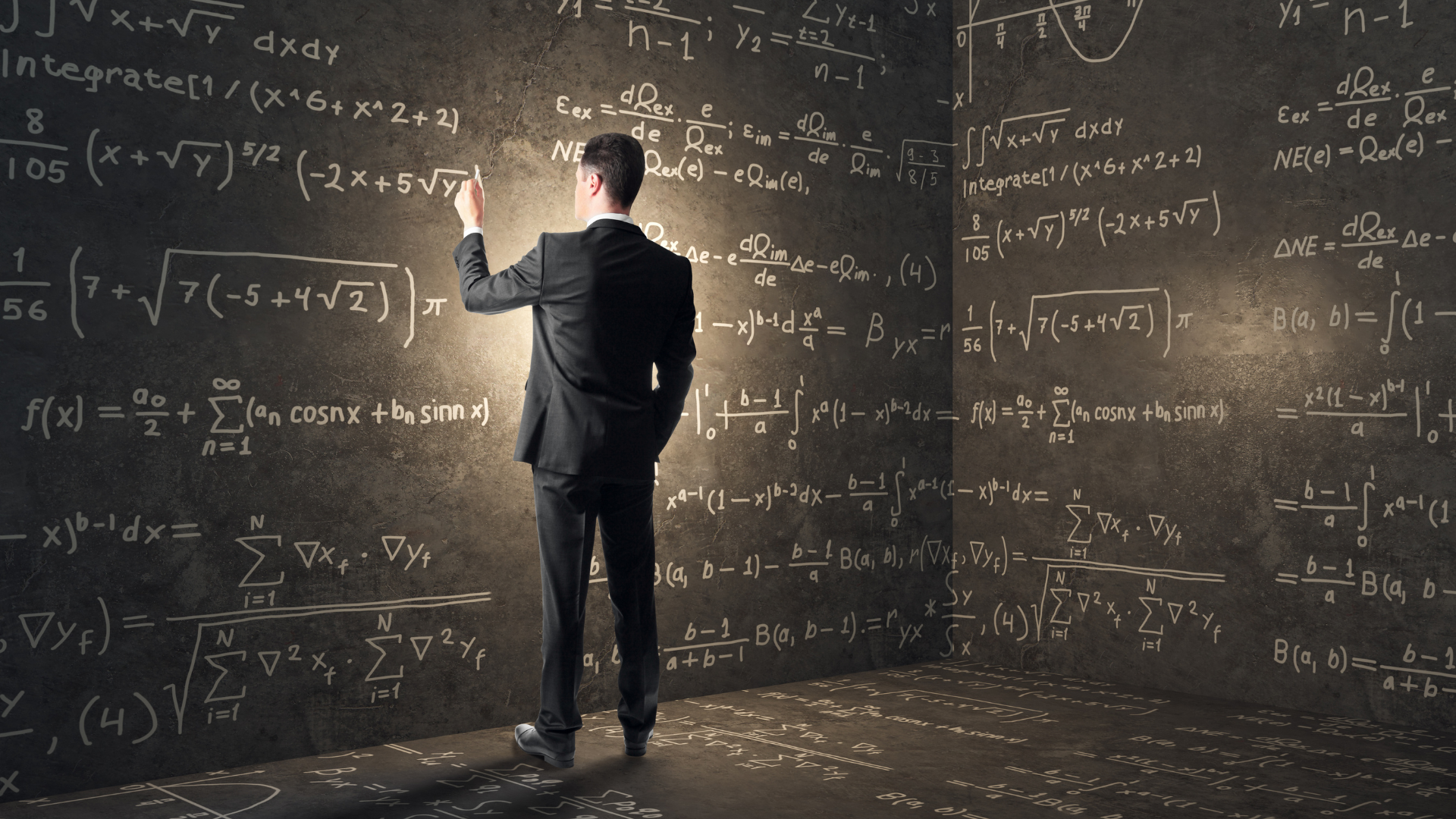 Homme en costume écrivant des formules mathématiques complexes sur un mur couvert d'équations, symbolisant l'intellect, la résolution de problèmes et l'analyse approfondie.