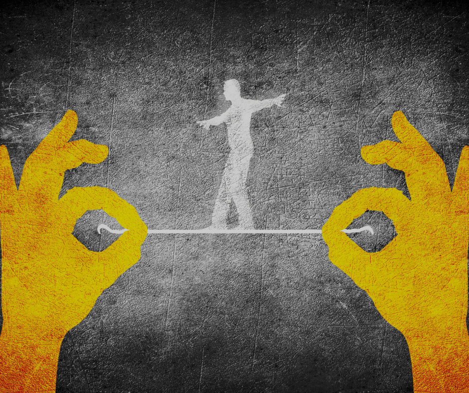 Silhouette d'une personne marchant sur une corde tenue par deux mains jaunes formant des gestes de précision, symbolisant l'équilibre, le contrôle et la maîtrise des risques.
